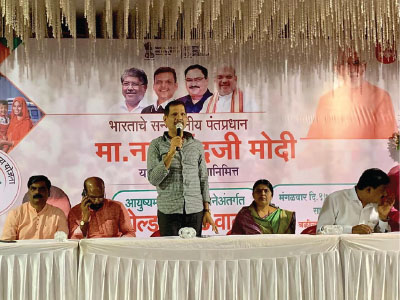 लाभार्थ्यांना गोल्डन कार्ड वाटप - आयुष्यमान भारत योजना