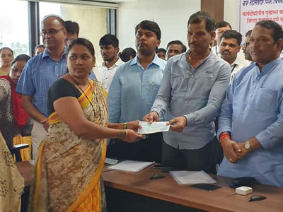 पूरग्रस्त बाधित कुटूंबांना प्रत्येकी १५,०००/- रुपयांचा चेक